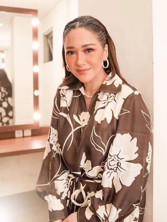 Aging gracefully, bisa jadi begitu Maia Estianty menggambarkan kehidupannya di social media. Ia pun tergoda untuk membiarkan rambutnya memutih tanpa melakukan perawatan pewarnaan lagi (Foto: Instagram @maiaestiantyreal)