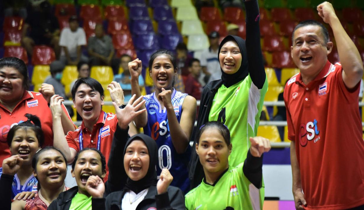 <p>Selebrasi para pemain Timnas voli putri Thailand dan Indonesia usai laga final turnamen bola voli putri U-18 Princess Cup 2024 di Nakhom Pathon, Thailand, Kamis (13/6/2024). Thailand menjadi juara setelah mengalahkan Indonesia 3-1 (25-19, 25-17, 24-26, 25-17)(Dok. PBVSI)</p>