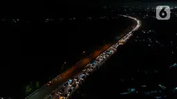 Pada Kamis (20/4) dini hari atau dua hari jelang Hari Raya Idul Fitri 1444 H, ribuan kendaraan antre memasuki kawasan Pelabuhan Merak, Banten. (Liputan6.com/Faizal Fanani)