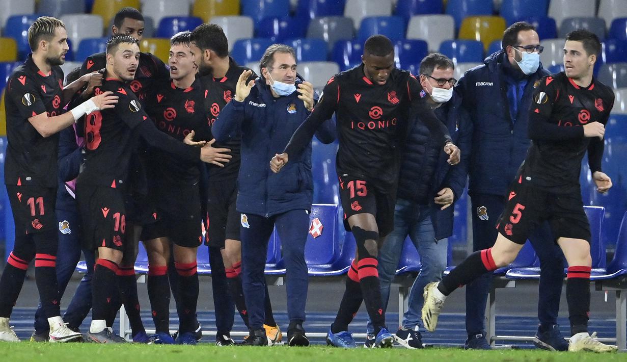 Para pemain Real Sociedad merayakan gol penyeimbang 1-1 yang dicetak striker Willian Jose dalam laga lanjutan Liga Europa 2020/21 Grup F melawan Napoli di Diego Armando Maradona Stadium, Kamis (10/12/2020). Real Sociedad bermain imbang 1-1 dengan Napoli. (AFP/Alberto Pizzoli)