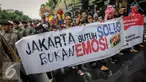 Massa yang tergabung dalam Aliansi Gerakan Selamatkan Jakarta (GSJ) menggelar aksi longmarch dari Raden Saleh menuju KPUD Jakarta, Rabu (21/9). Dalam aksinya mereka menolak Ahok menjadi Gubernur DKI Jakarta kembali. (Liputan6.com/Faizal Fanani)
