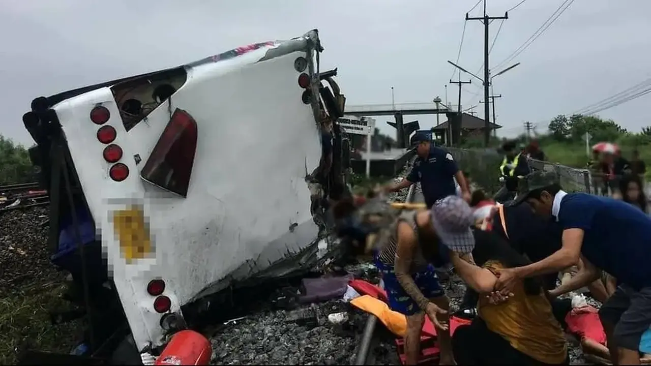 Kecelakaan antara kereta dengan bus di dekat kota Bangkok, Thailand.