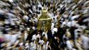 Ribuan muslim berdoa di sekitar Ka'bah dalam Masjidil Haram selama bulan suci Ramadhan di Mekkah, Arab Saudi, (8/6). (REUTERS/Faisal Al Nasser)
