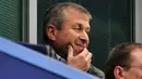 Roman Abramovich terlihat menonton jalannya pertandingan sepak bola Liga Utama Inggris antara Chelsea vs Fulham di Stamford Bridge, London (21/09/13). (AFP/Glyn Kirk)