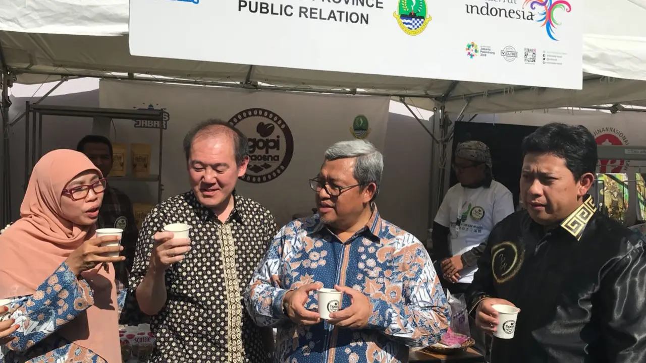 Aher sedang mencicipi kopi Jawa Barat pada 2nd Indonesia Week 2018 Nagoya, Jepang