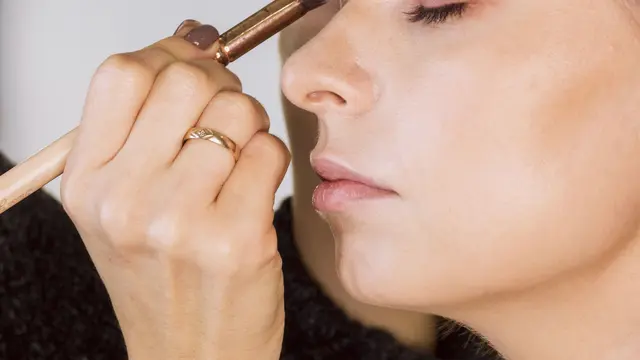 Gunakan produk countour pada sisi hidung untuk memberikan bayangan ramping