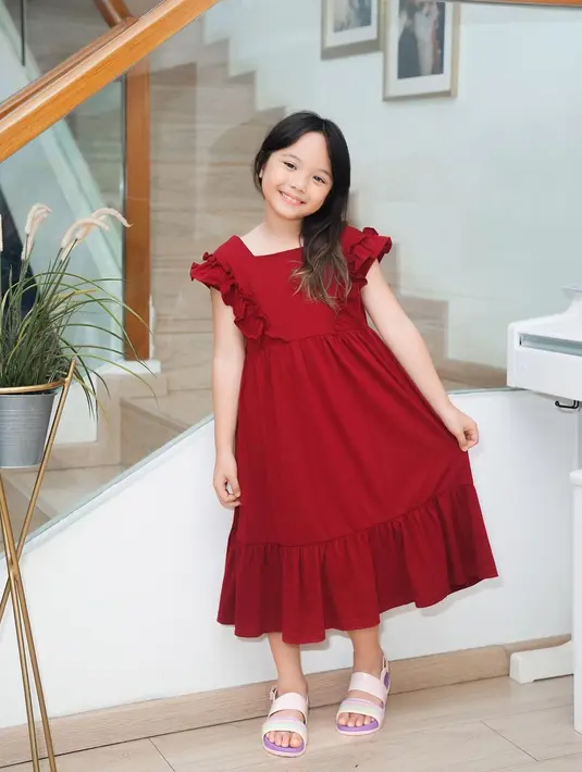 Bisa jadi inspirasi outfit Natal, Gempi tampil mengenakan dress merah dengan aksen ruffle pada lengan. @gisel_la/@gadiiiing.