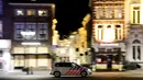 Sebuah mobil polisi Belanda berpatroli di jalan-jalan sepi Den Bosch selama jam malam, pada 26 Januari 2021, sehari setelah polisi bentrok dengan sekelompok demonstran yang memprotes penerapan langkah-langkah baru, termasuk jam malam, untuk melawan penyebaran Covid-19. . (AFP/Kenzo Tribouillard)