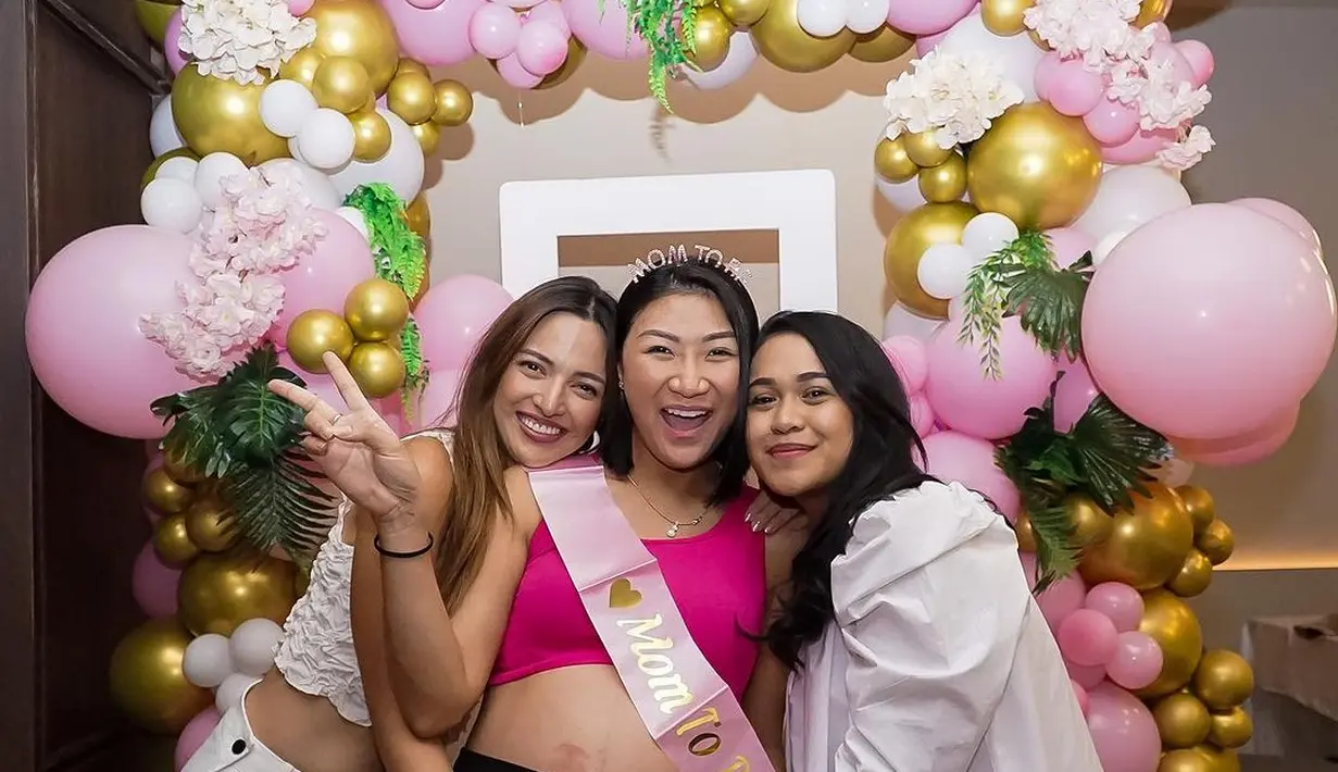 Meski sebagai bos, Nia begitu dekat dengan Tere. Keduanya sering menghabiskan waktu bersama. [Instagram/ramadhaniabakrie]