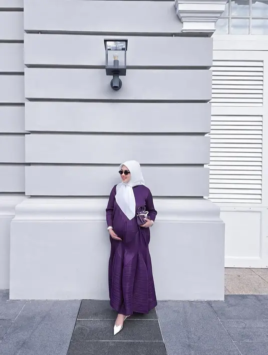 Syahrini tampil memikat mengenakan dress ungu dengan aksen crepe yang manis. [Foto: Instagram/princessyahrini]