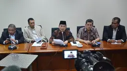 Ketua DPP PKS, Jazuli Zuwaini bersama Anggota DPR Fraksi PKS lainnya, Hadi Mulyadi, Abubakar Al-Habsy dan Iskan Qolba Lubis saat jumpa pers di Gedung DPR, Jakarta, Selasa (18/11/2014). (Liputan6.com/Andrian M Tunay)
