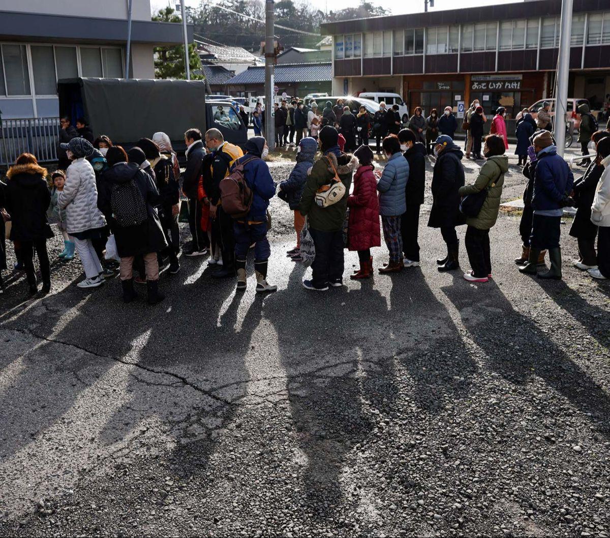 Beberapa hari setelah gempa dahsyat mengguncang Jepang, para korban kini menghadapi krisis makanan dan air bersih. Sebagaimana yang terlihat di Kota Wajima, Prefektur Ishikawa, Jepang, pada 3 Januari 2024, orang-orang terlihat mengantre panjang untuk mend