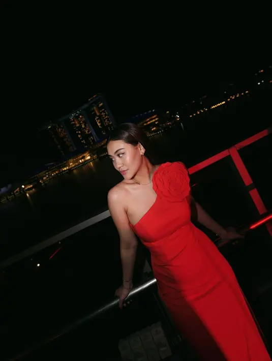 Tampil cantik nan elegan, Aaliyah mengenakan dress dengan one shoulder dengan aksen bunga besar. [Foto: Instagram/aaliyah.massaid]