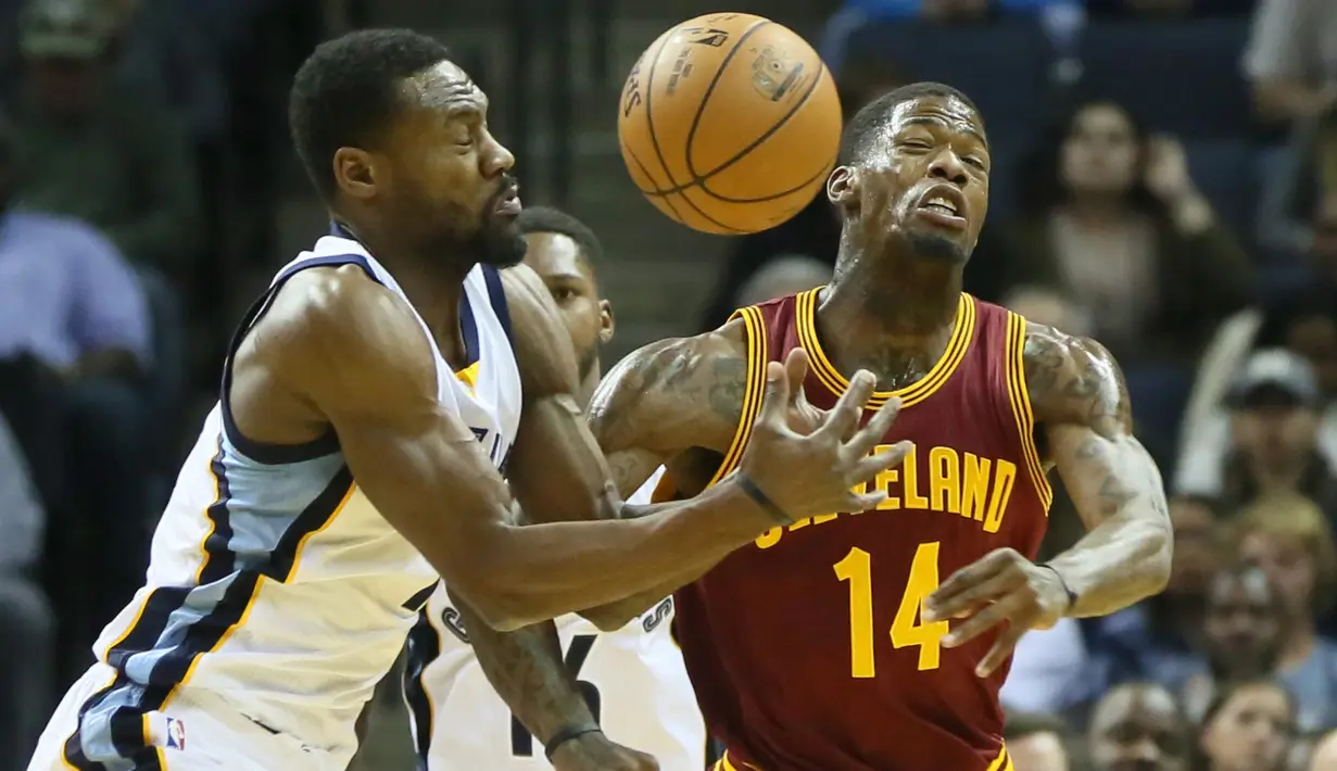 Pemain Memphis Grizzlies, Tony Allen (kiri) berebut bola dengan pemain Cleveland Cavaliers, DeAndre Liggins (kanan) pada laga NBA di FedExForum, (14/12/2016).  (Reuters/Nelson Chenault-USA TODAY Sports)