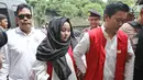 Terdakwa bos First Travel, Anniesa Hasibuan dan Siti Nuraidah alias Kiki setibanya untuk menjalani sidang lanjutan di Pengadilan Negeri Depok, Senin (5/3). Agenda sidang mendengarkan keterangan 6 saksi yang dihadirkan jaksa. (Liputan6.com/Herman Zakharia)