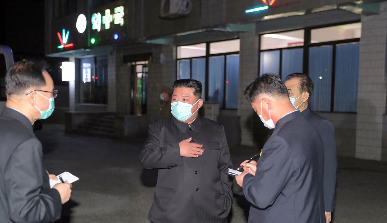 Korea Utara Kim Jong Un mengenakan masker memeriksa apotek di tengah wabah Covid-19 di Pyongyang, Korea Utara pada 15 Mei 2022. Sejak negara itu pertama terkena wabah COVID-19, Apotek Korea Utara sekarang buka 24 jam sehari. (STR/KCNA VIA KNS/AFP)