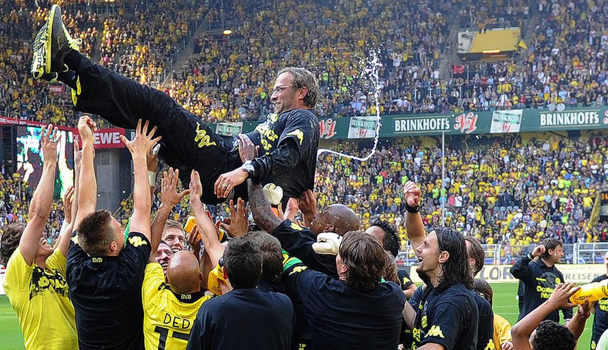 Jurgen Klopp bersama Mario Gotze berhasil mempersembahkan 2 gelar Bundesliga, 1 gelar DBF Pokal dan menjadi Runner-Up Liga Champions untuk Die Borussen. (AFP/Patrik Stollarz) 