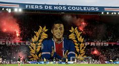 Suporter Paris Saint-Germain (PSG) melakukan acara perpisahan dengan megabintang Timnas Perancis Kylian Mbappe dengan mempersembahkan koreografi keren. (AFP/Miguel Medina)