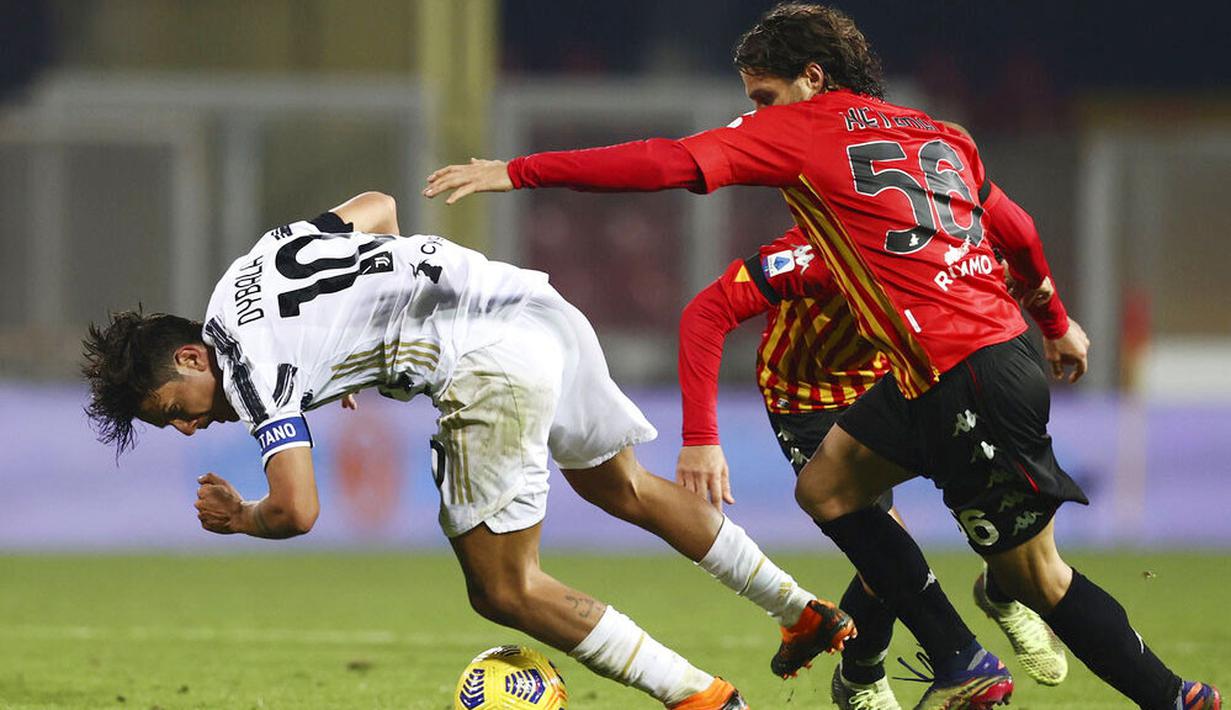 Pemain Juventus, Paulo Dybala, berebut bola dengan pemain Benevento, Perparim Hetemaj, pada laga Liga Italia di Stadion Vigorito, Sabtu (28/11/2020). Kedua tim bermain imbang 1-1. (Alessandro Garofalo/LaPresse via AP)