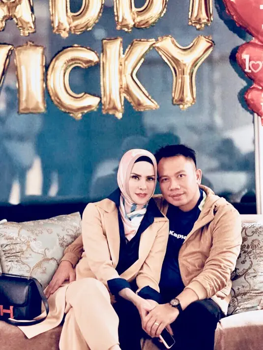 "Jadi istri Vicky itu butuh kesabaran ekstra. Karena kita tahu kan perilakunya dia itu seperti apa," kata Angel Lelga di kawasan senopati, Kebayoran Baru, Jakarta Selatan, Selasa (8/5/2018). (Instagram/angellelga)