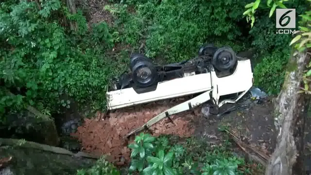 Hilang kendali di jalan menikung,  sebuah truk bermuatan batu bata di Ponorogo, Jawa Timur, terjun ke sungai.