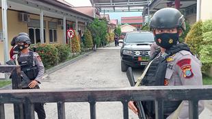 Personel Brimob berjaga di RS Bhayangkara Palu saat dilakukan visum jenazah personel Satgas Madago Raya yang tewas saat baku tembak dengan MIT, Rabu (3/3/2021). (Liputan6.com/Heri Susanto).