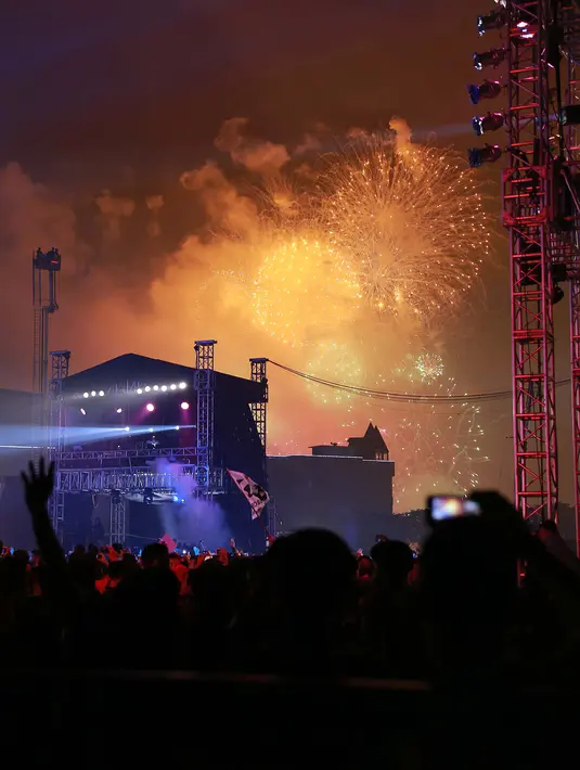 Setelah pistol suar ditembakkan oleh Ahok sebagai penanda tahun 2016 telah tiba, kembang api pun mengiringi detik-detik awal yang baru. Acara yang dihadiri sejumlah artis ini semakin meriah dengan warna warni kembang api. (Galih W. Satria/Bintang.com)