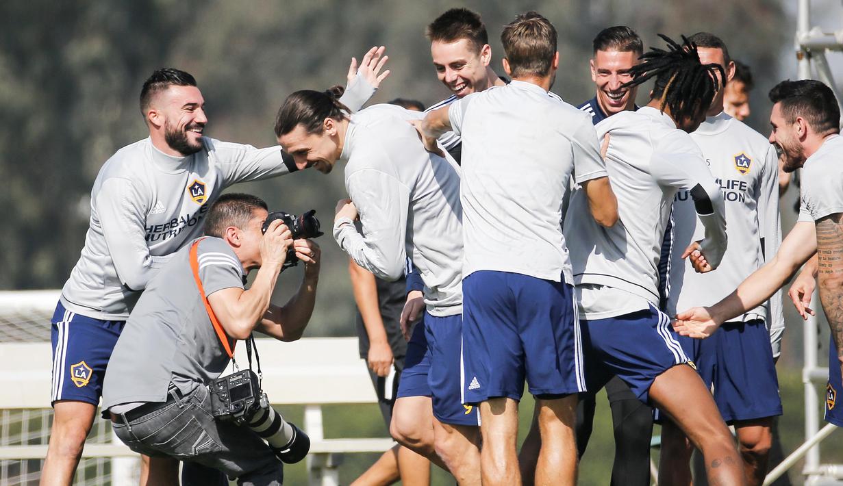 Mantan Striker Manchester United, Zlatan Ibrahimovic, disambut rekannya saat perkenalan oleh LA Galaxy di StubHub Center, AS, Sabtu (30/3/3028). LA Galaxy menjadi klub kesembilan sepanjang karier pria Swedia ini. (AP/Ringo H.W. Chiu)