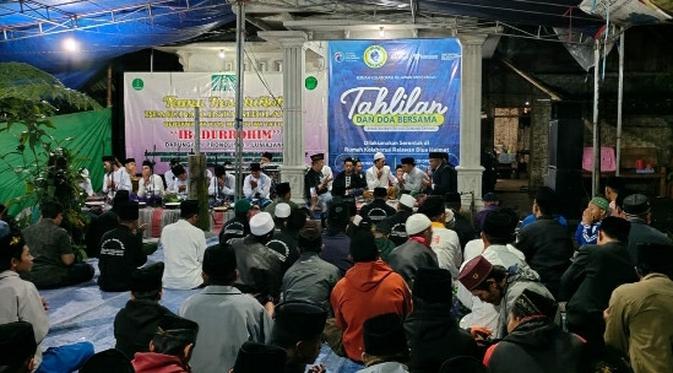 Warga dan relawan tahlil dan doa bersama di Rumah Kolaborasi Relawan Blue Helmet di Lumajang. (Istimewa)
