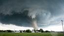 Kawasan permukiman di selatan Wynnewood, Kota Oklahoma, dihantam tornado besar, Senin (9/5). Kejadian ini terekam mata kamera seorang fotografer amatir, di mana tornado itu menghancurkan rumah dan gudang peternakan di area tersebut. (Josh EDELSON/AFP)