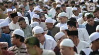 Umat muslim saat menunaikan sholat Idul Fitri 1443 Hijriah di kawasan Jatinegara, Jakarta Timur, Senin (2/5/2022). Setelah sempat ditiadakan selama dua tahun akibat pandemi Covid-19, Simpang Jatinegara kembali digunakan warga untuk menggelar salat Idul Fitri. (merdeka.com/Iqbal S. Nugroho)