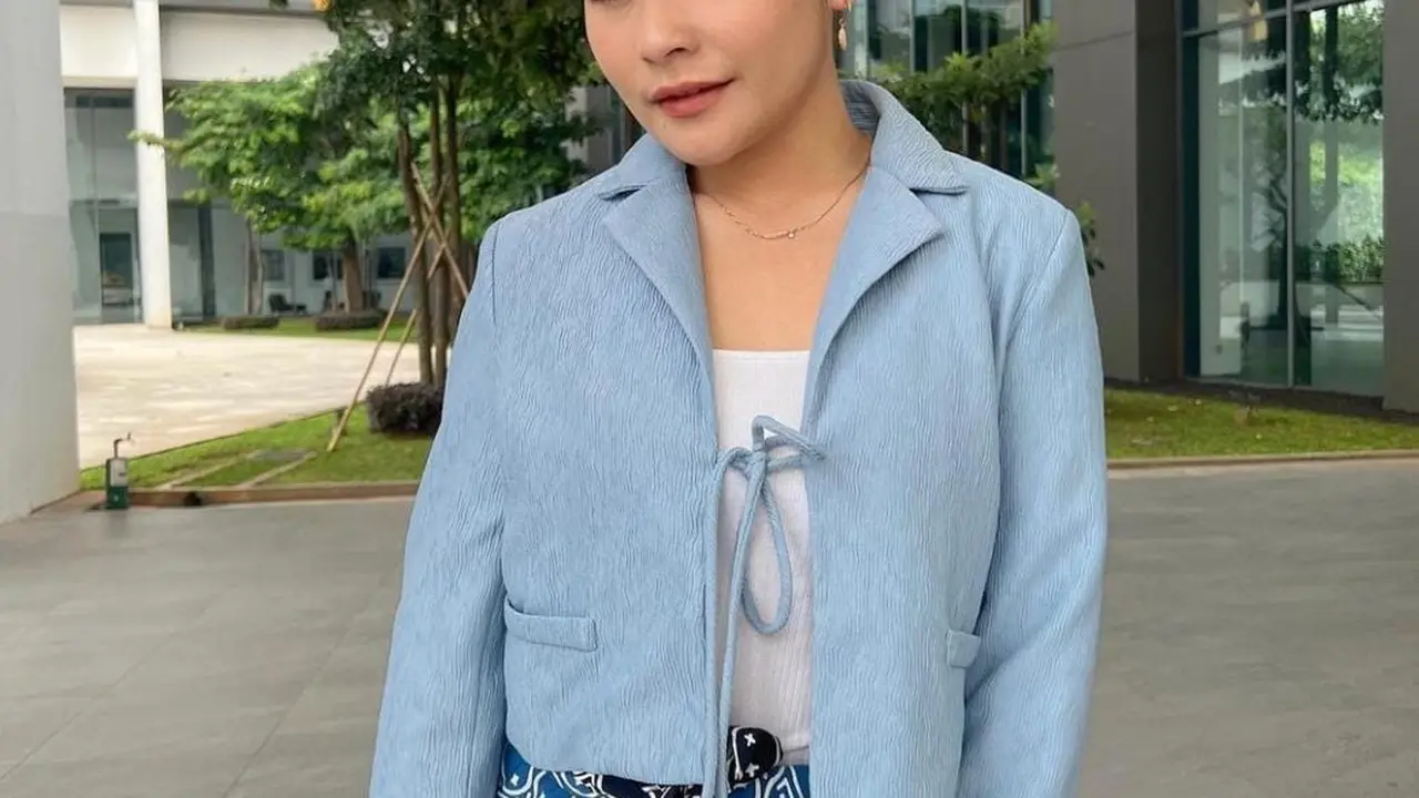 Outfit Prilly Latuconsina dalam Balutan Biru