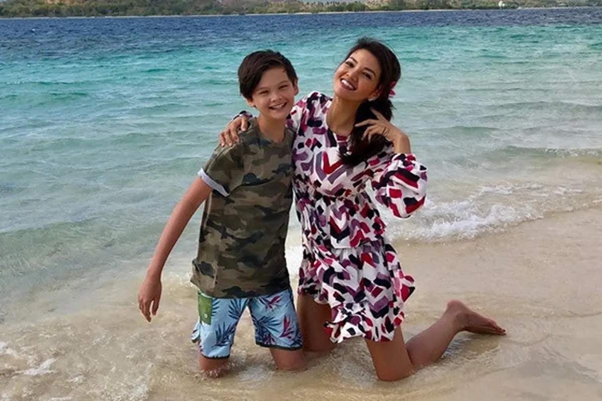 5 Gaya Liburan Farah Quinn di Pantai, Mesra Bareng Anak