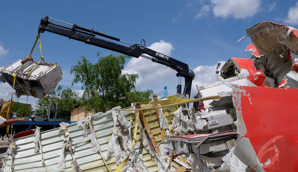 Tempat penyimpanan logistik dari bagian ekor pesawat AirAsia diangkat menggunakan crane usai dipotong di Pelabuhan Panglima Utar, Kumai, Kalimantan Tengah, Senin (12/01/2015). (Liputan6.com/Andrian M Tunay)