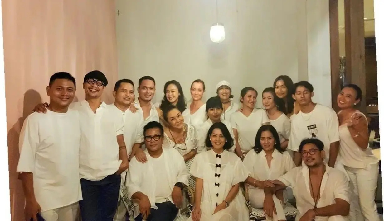 Di hari bahagia Lulu Tobing, semua tamu undangan termasuk dirinya kompak menggunakan pakaian serba putih. [foto:instagram/lutob]