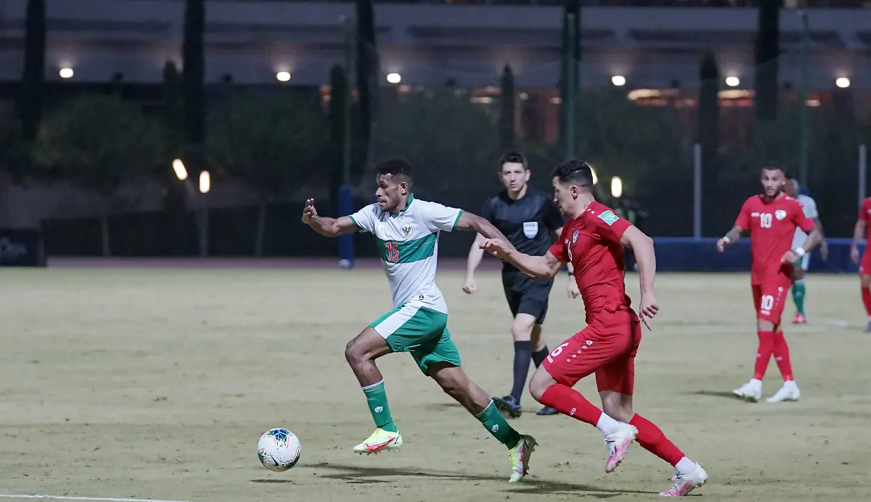 Ricky Kambuaya tidak ketinggalan dengan melakukan percobaan setelah kerja sama rapi rekan-rekannya di lini tengah. Di dekat kotak penalti, pemain Persebaya Surabaya melepas tembakan keras dengan kaki kirinya di menit ke-70. Lagi-lagi, tembakannya belum menemui sasaran. (Dok. PSSI)