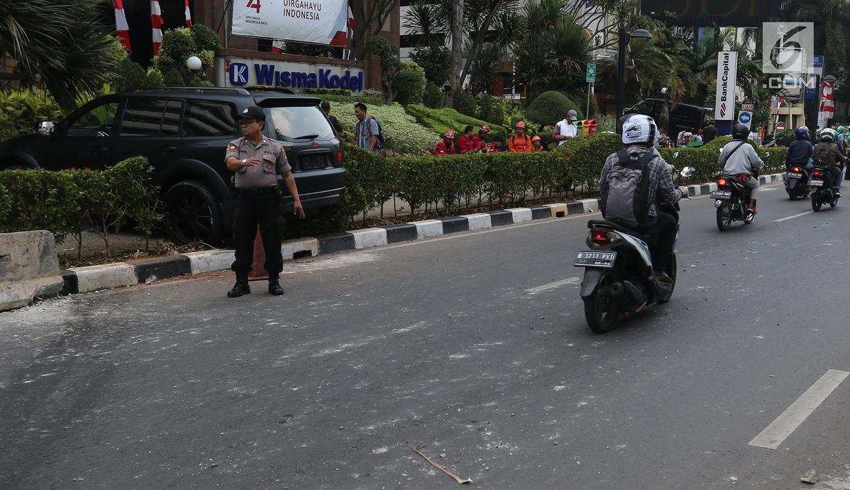 Polisi mengatur lalu lintas di lokasi kecelakaan mobil Pajero di Jalan Rasuna Said, Jakarta, Kamis (29/9/2019). Belum ada informasi terkait penyebab kecelakaan itu, petugas masih berupaya melakukan evakuasi mobil tersebut. (Liputan6.com/Herman Zakharia)