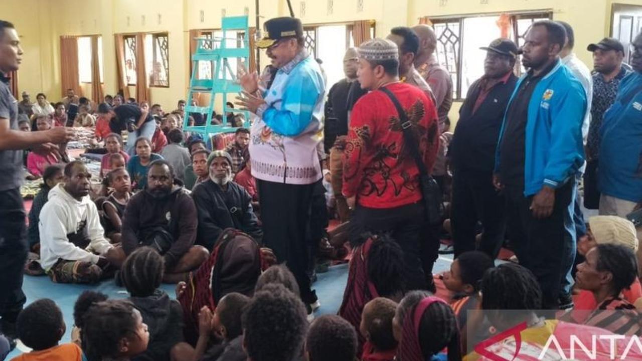 Gubernur John Tabo Salurkan Bantuan Rp1 Miliar untuk Pengungsi Wamena