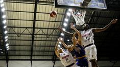 Pebasket Satria Muda Pertamina, Juan Laurent Kokodiputra (tengah) dihadang pebasket Rans PIK Basketball pada laga IBL 2022 di Hall Basket GBK, Jakarta, Rabu (19/01/2022). Satria Muda menang dengan skor 64-32. (Bola.com/M Iqbal Ichsan)