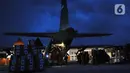 Petugas memasukkan logistik bantuan untuk korban gempa bumi Turki ke dalam pesawat Hercules C-130 TNI AU di Lanud Halim Perdanakusuma, Jakarta, Sabtu (11/2/2023). TNI Angkatan Udara menyiapkan dua pesawat yaitu jenis Boeng 737 dan pesawat Hercules C-130 yang akan mengangkut logistik dan petugas untuk membantu proses operasi SAR korban gempa di Turki. (merdeka.com/Imam Buhori)