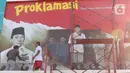 Pekerja tengah membuat mural detik detik proklamasi kemerdekaan Republik Indonesia di Pondok Aren, Tangerang Selatan, Rabu (22/7/2020). Pembuatan mural tersebut untuk menyambut HUT Kemerdekaan RI ke-75 pada bulan Agustus mendatang. (Liputan6.com/Angga Yuniar)