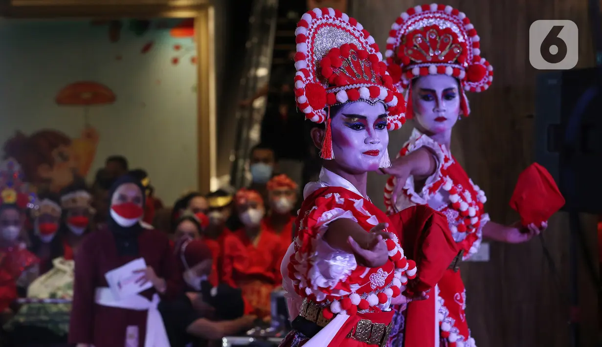 Penari dari Yayasan Belantara Budaya Indonesia melakukan flashmob tarian daerah dalam acara bertemakan "Tunjukkan Indonesiamu" di Jakarta, Rabu (17/8/2022). Sebanyak 277 penari berkebaya merah putih menampilkan 17 tarian daerah yang bertujuan untuk  memperingati Hari Kemerdekaan ke-77 RI sekaligus sebagai bentuk gerakan dukungan Kebaya Goes to UNESCO.  (Liputan6.com/Johan Tallo)