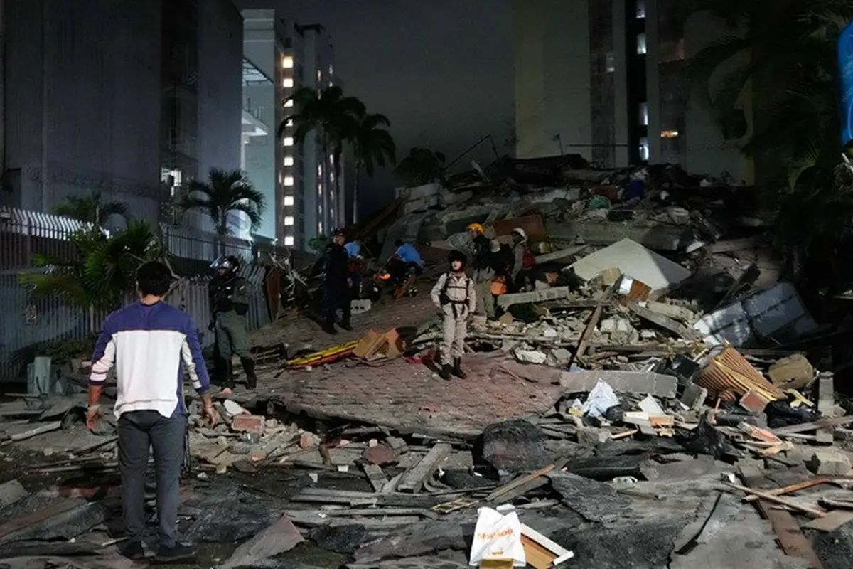 Warga melintasi puing-puing bangunan yang rusak akibat gempa bumi di Caracas, Venezuela, Rabu (24/6/2026).
