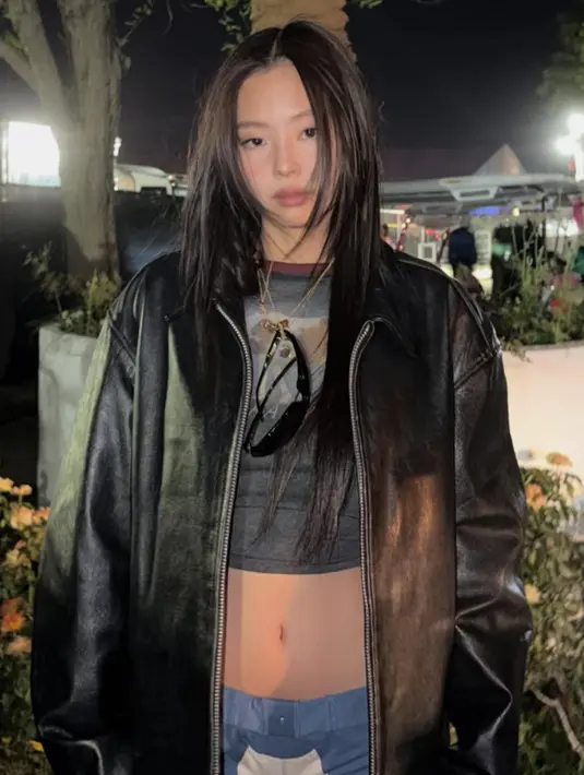 Jennie tampil mengenakan jaket leather hitam dipadukam bawahan denim. [@jennierubyjane]