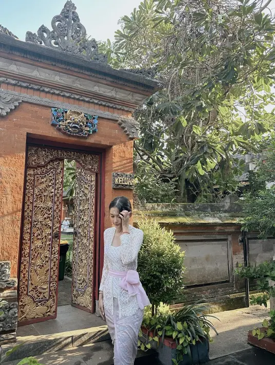 Kebaya bernuansa putih juga berhasil permanis tampilannya. Menguatkan karakter gadis bali yang sempurna. [Foto: Instagram/ Sarah Menzel]