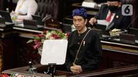 Presiden Joko Widodo membacakan pidato saat Sidang tahunan MPR RI 2021 di Gedung Nusantra, Senayan, Jakarta, Senin (16/8/2021). Jokowi mengaku baju adat Baduy itu disiapkan khusus oleh Jaro Saija, tetua adat masyarakat Baduy sekaligus Kepala Desa Kanekes. (Liputan6.com/Angga Yuniar)