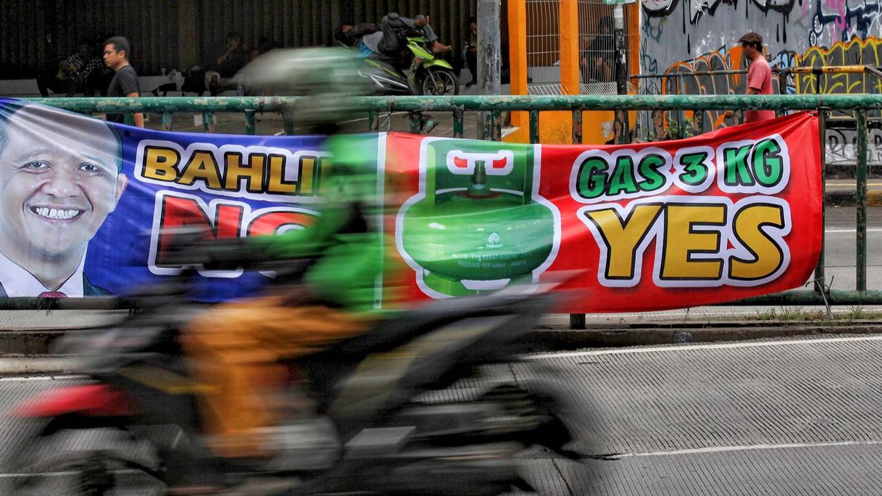 FOTO: Paska Kelangkaan Gas LPG 3 Kg, Spanduk Kekecewaan Warga Bermunculan di Sejumlah Jalan Ibukota Jakarta