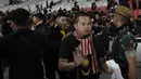 Suporter Malaysia dievakuasi karena serangan dari suporter Timnas Indonesia saat laga Kualifikasi Piala Dunia 2022 di SUGBK, Jakarta, Kamis (5/9). (Bola.com/Vitalis Yogi Trisna)