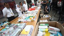 Kepala Balai Besar BPOM DKI Jakarta Dewi Prawitasari memberi pernyataan saat menunjukkan barang bukti kasus peredaran obat dan bahan berbahaya di Polda Metro Jaya, Jakarta, Rabu (20/9). (Liputan6.com/Immanuel Antonius)