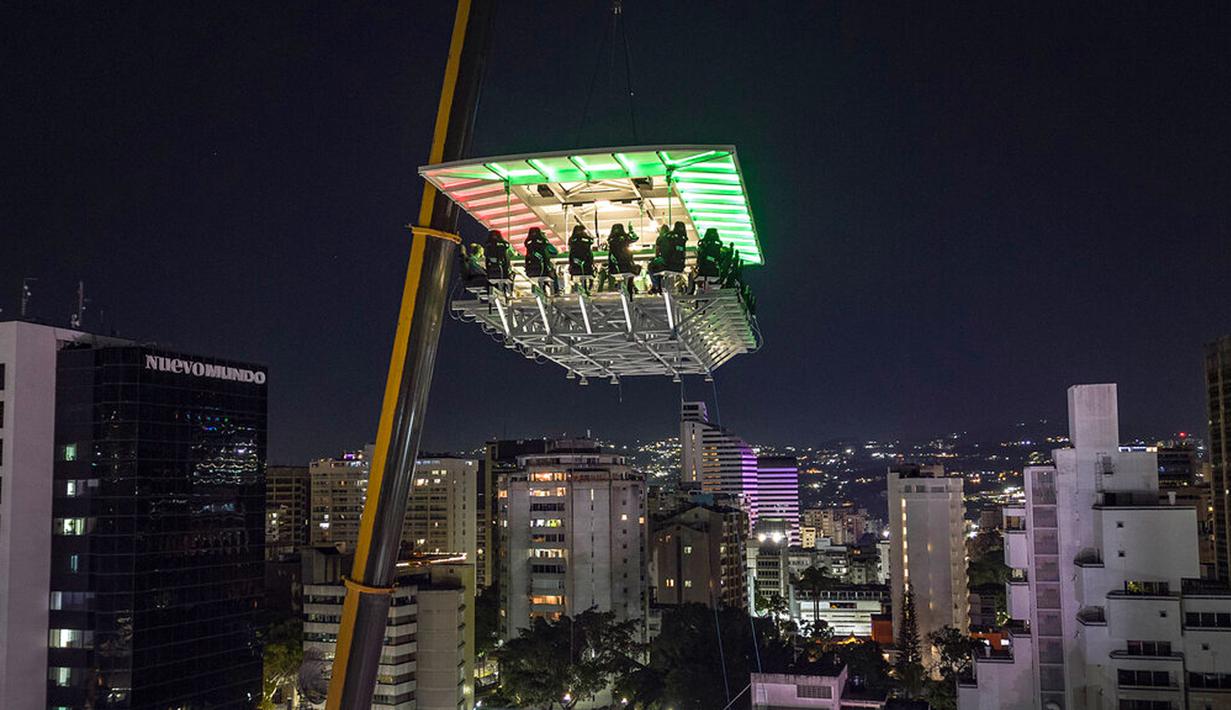 Pengunjung menikmati makan malam di Restoran Altum, Caracas, Venezuela, 22 Desember 2022. Restoran Altum menawarkan sajian gourmet dan gastronomi molekuler serta koktail, menu ini akan berubah setiap bulan. (AP Photo/Matias Delacroix)